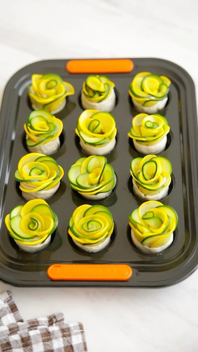 Roses de pâte feuilletée aux courgettes