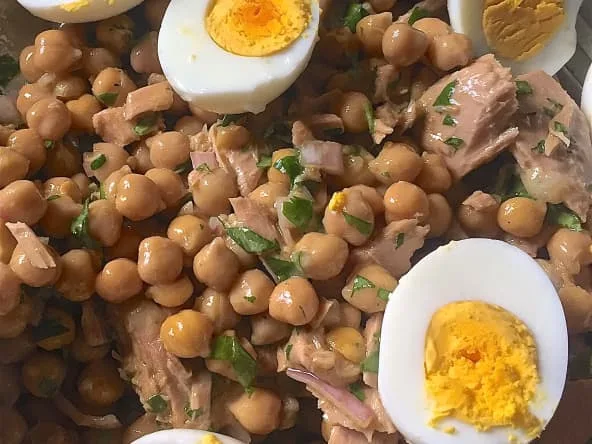 Salade de pois chiches au thon et aux œufs