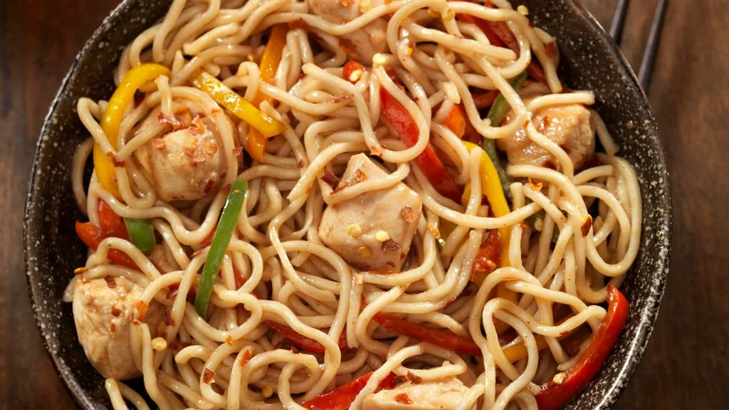 Nouilles chinoises soja et poulet (au wok) facile