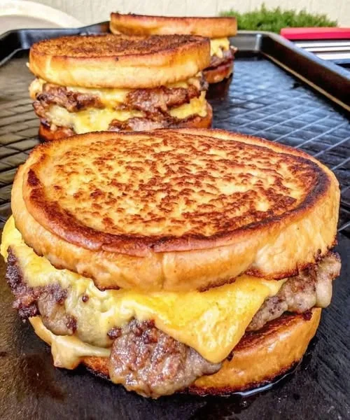 Patty Melt maison au bœuf et cheddar fondant
