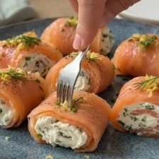 Roulés de saumon fumé au fromage frais et aux herbes
