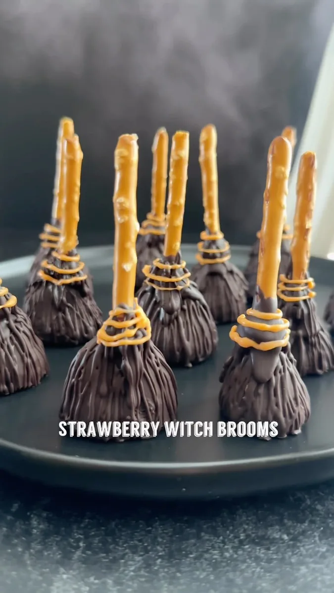 Balais de Sorcière aux Fraises Enrobées de Chocolat
