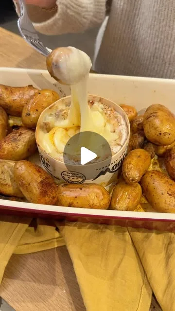 Mont-d'Or & pommes de terre au four avec salade