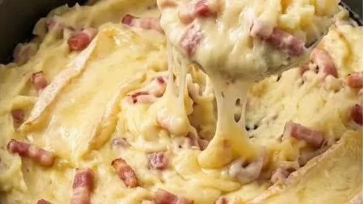 Purée de pommes de terre au Reblochon et lardons