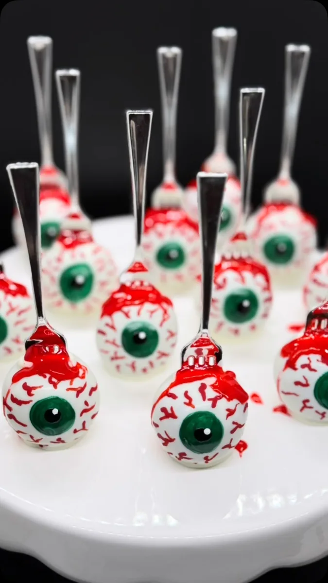 Gâteau aux yeux d'Halloween en pops