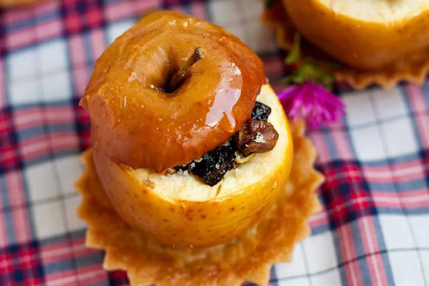 Pomme au four et pruneaux en infusion