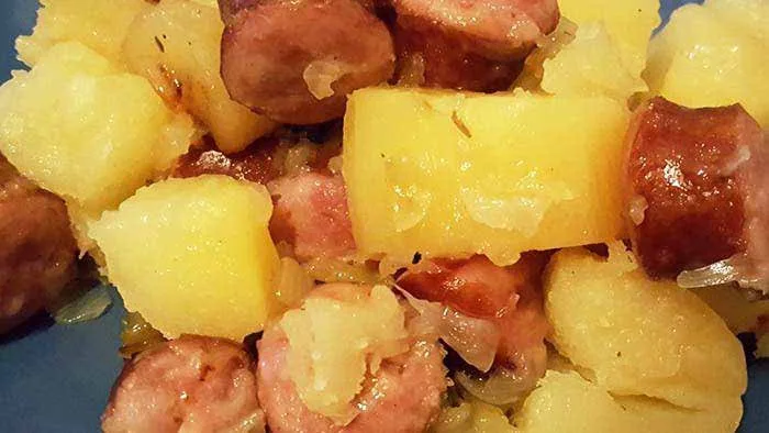 Pommes de terre fondantes et saucisses fumées
