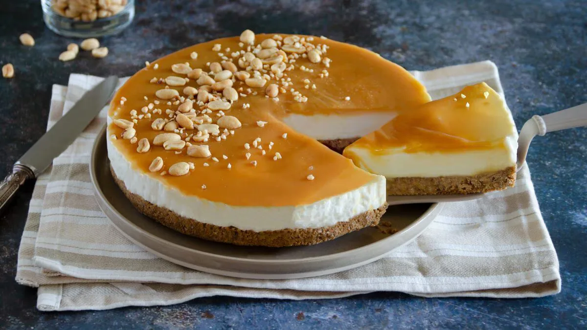 Cheesecake au Caramel Salé Sans Cuisson Avec Garniture aux Cacahuètes