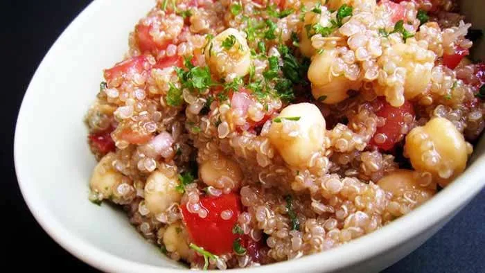 Salade de quinoa aux pois chiches et tomates
