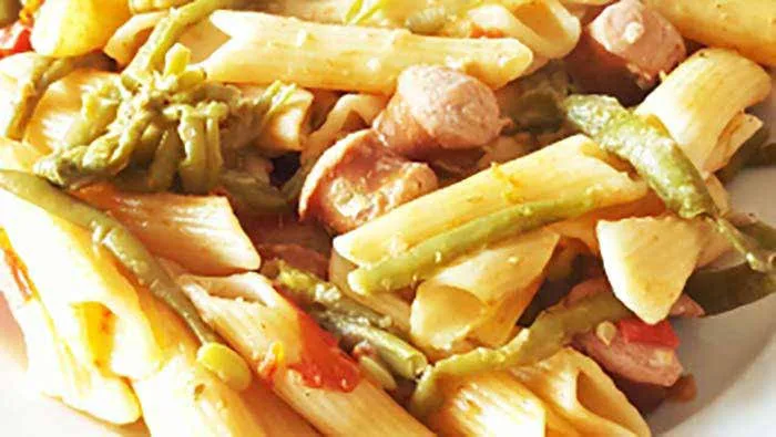 Penne aux saucisses de volaille et aux haricots