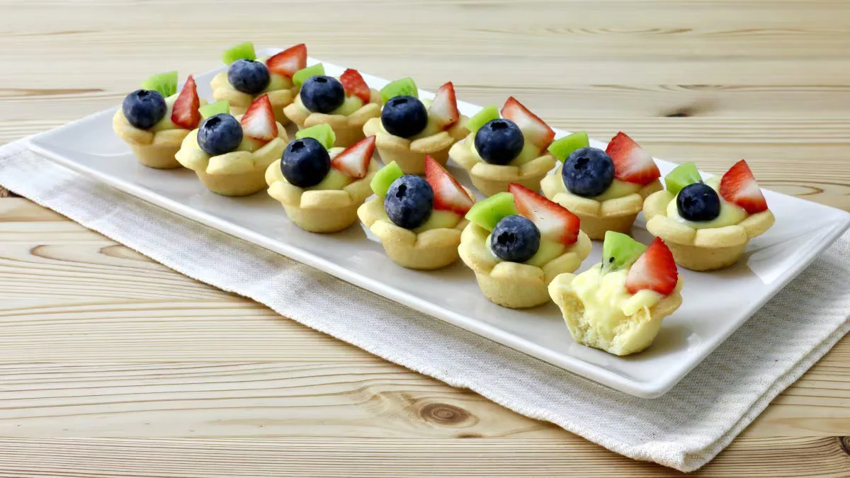 Beaux et délicieux tartelettes aux fruits avec crème pâtissière