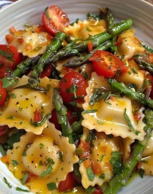 Raviolis aux tomates, asperges, ail et fines herbes