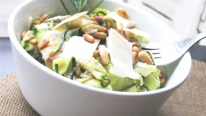 Salade de courgettes aux pignons