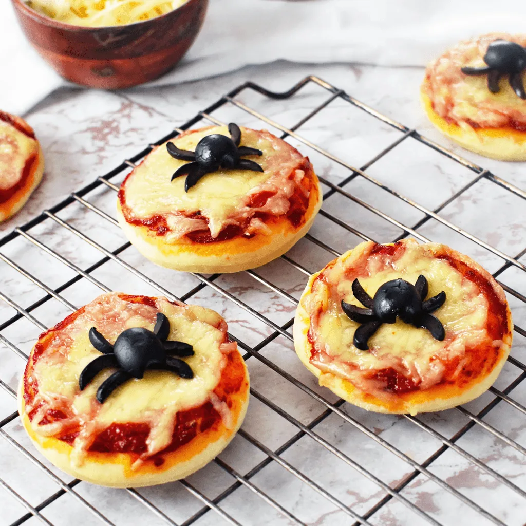 Mini pizzas araignées d'Halloween : la meilleure recette