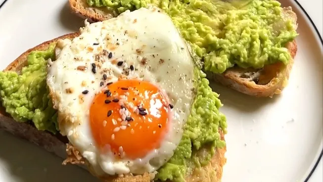 Toast à l'avocat avec œufs au plat