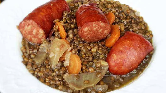Lentilles et saucisses fumées