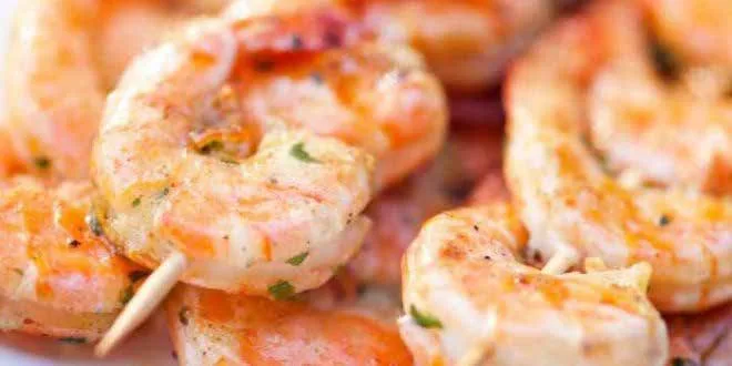 Brochettes de crevettes marinées