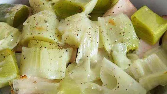 Cassolette de poireaux et poulet à la cancoillotte