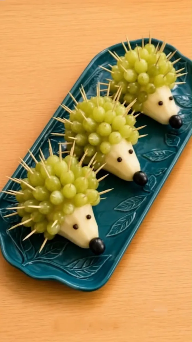 Petits Hérissons Mignons aux Raisins