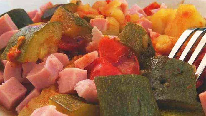 Courgettes aux tomates, jambon et oignons