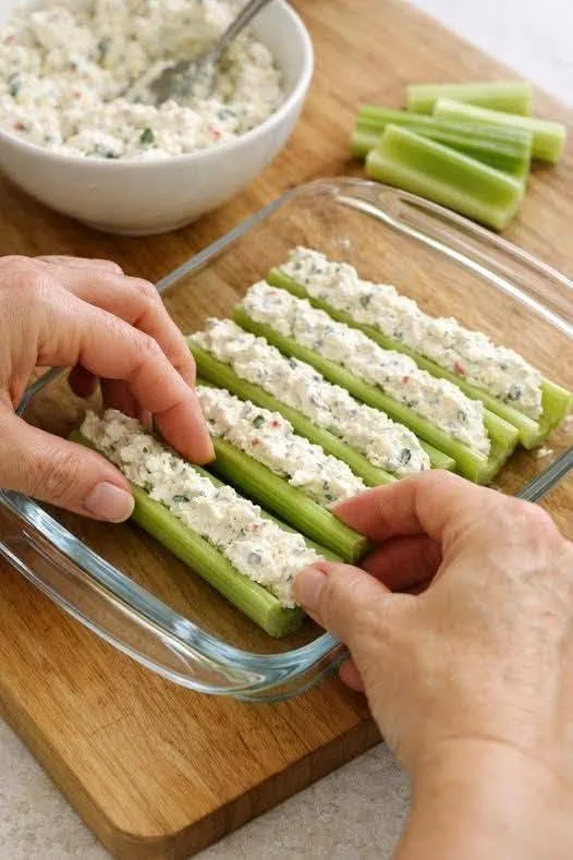 Bâtonnets de céleri et garniture crémeuse