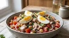 Salade de thon, pois chiches et œufs fondants