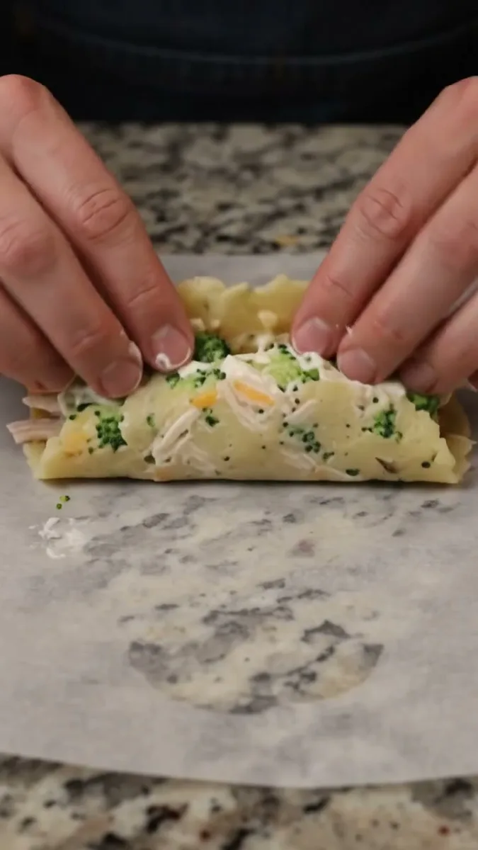 Rouleaux Croustillants de Poulet Râpé, Brocoli et Cheddar aux Pommes de Terre