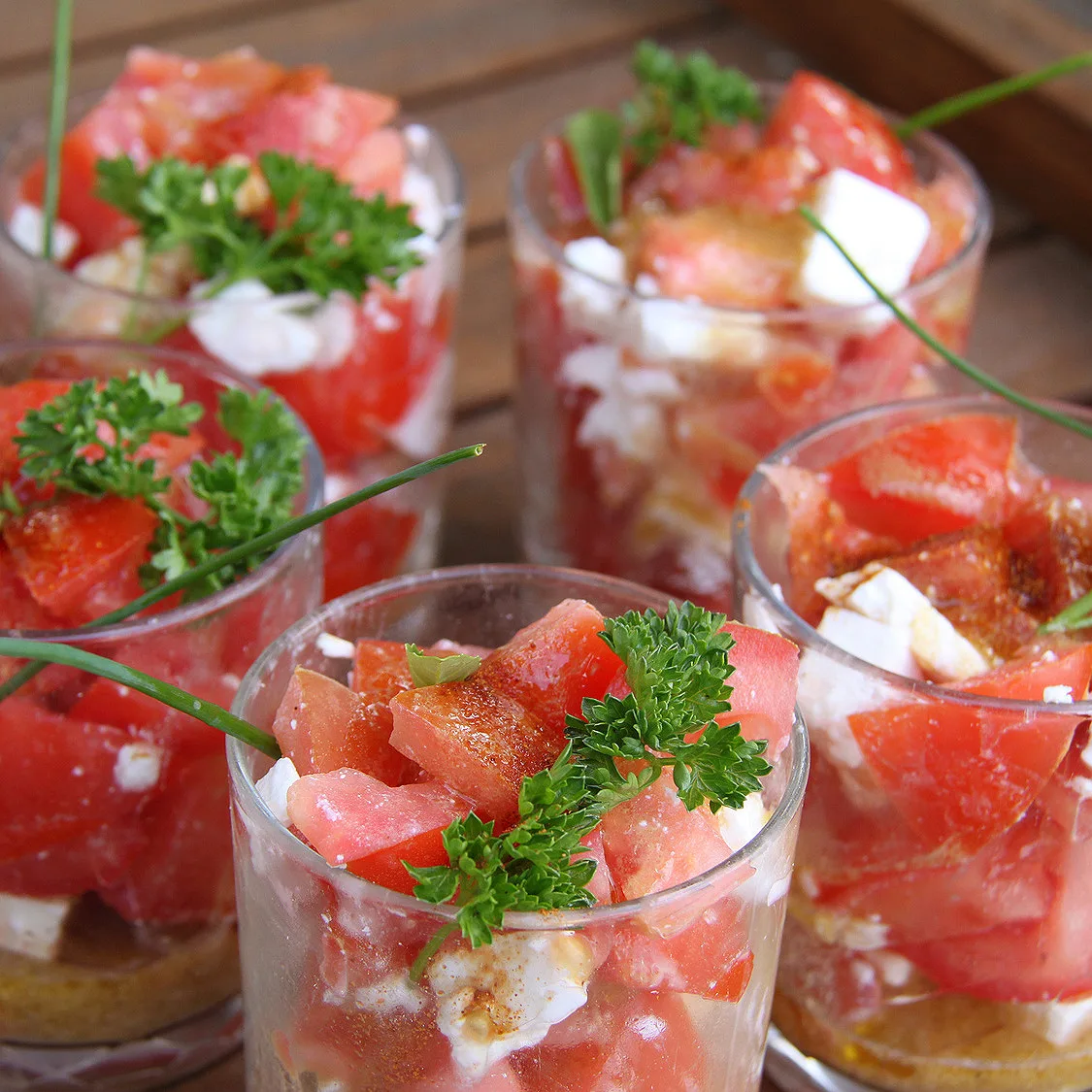 Verrine de tomate et chèvre au croustillant de jambon cru et tuile de gruyère
