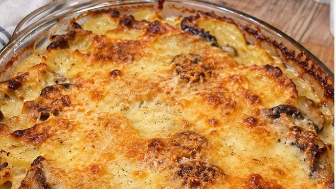 Gratin de pommes de terre aux oignons et champignons