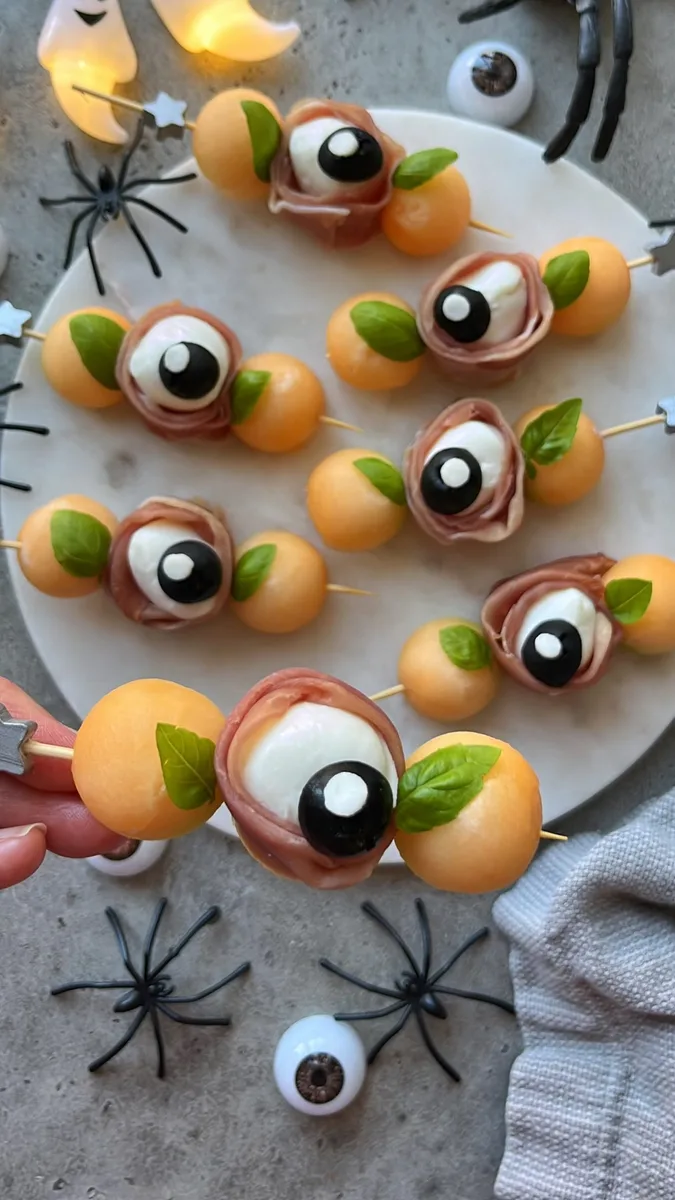 Boules de mozzarella en forme d'yeux
