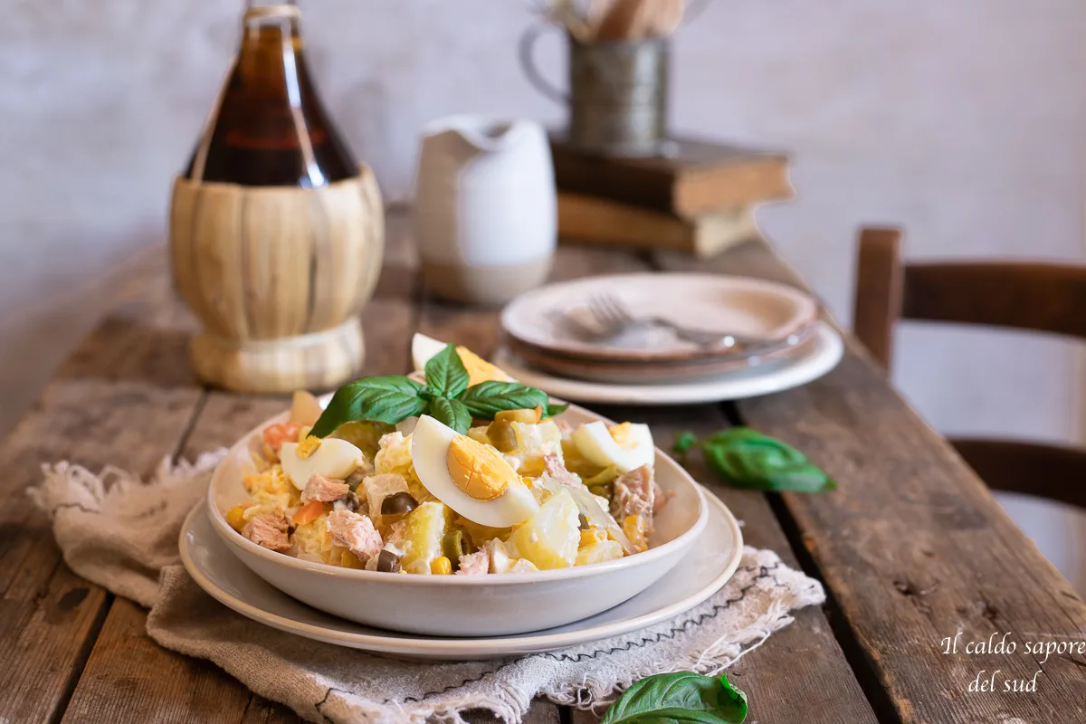 Salade de pommes de terre au thon avec condiment pour salade de riz et œufs durs