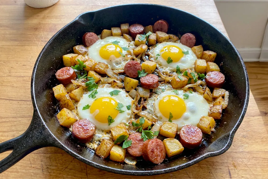 Saucisses aux pommes de terre et œufs