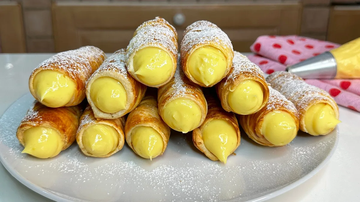 Cannoli faciles en pâte feuilletée : Croustillants, garnis et irrésistibles