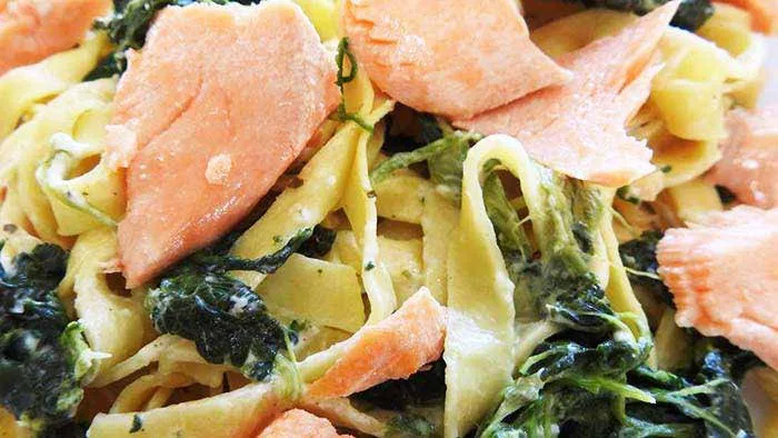 Tagliatelles au Saumon et Épinards