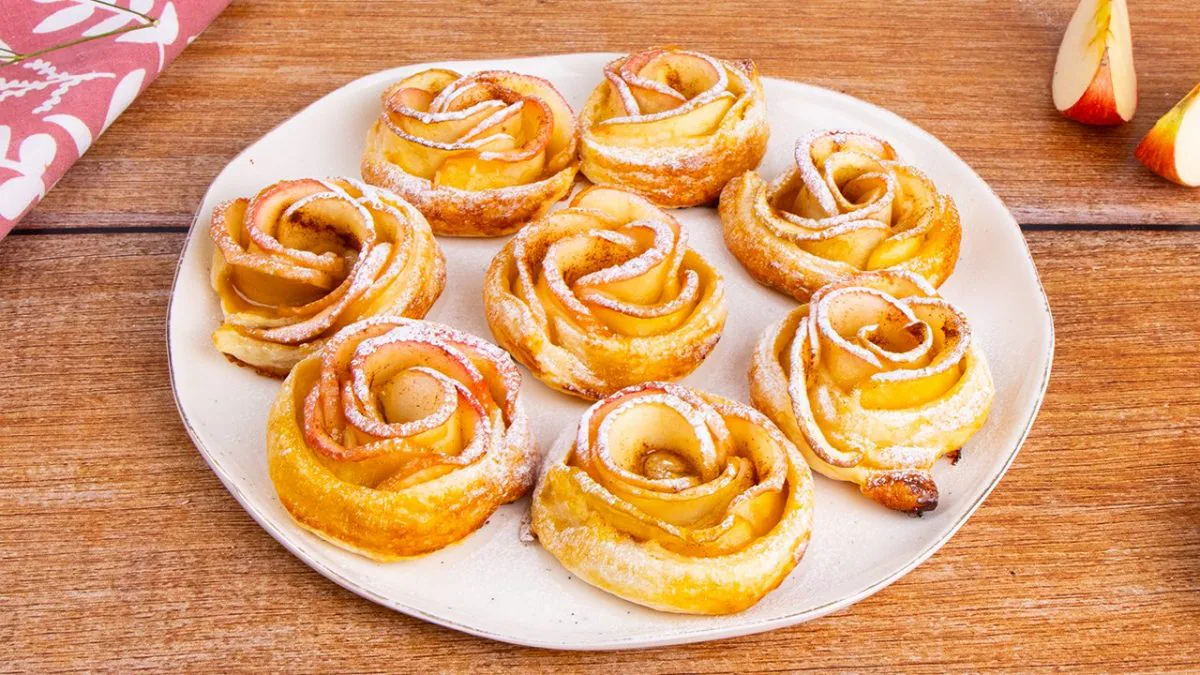 Roses aux pommes en pâte feuilletée : délicieuses et faciles à préparer !