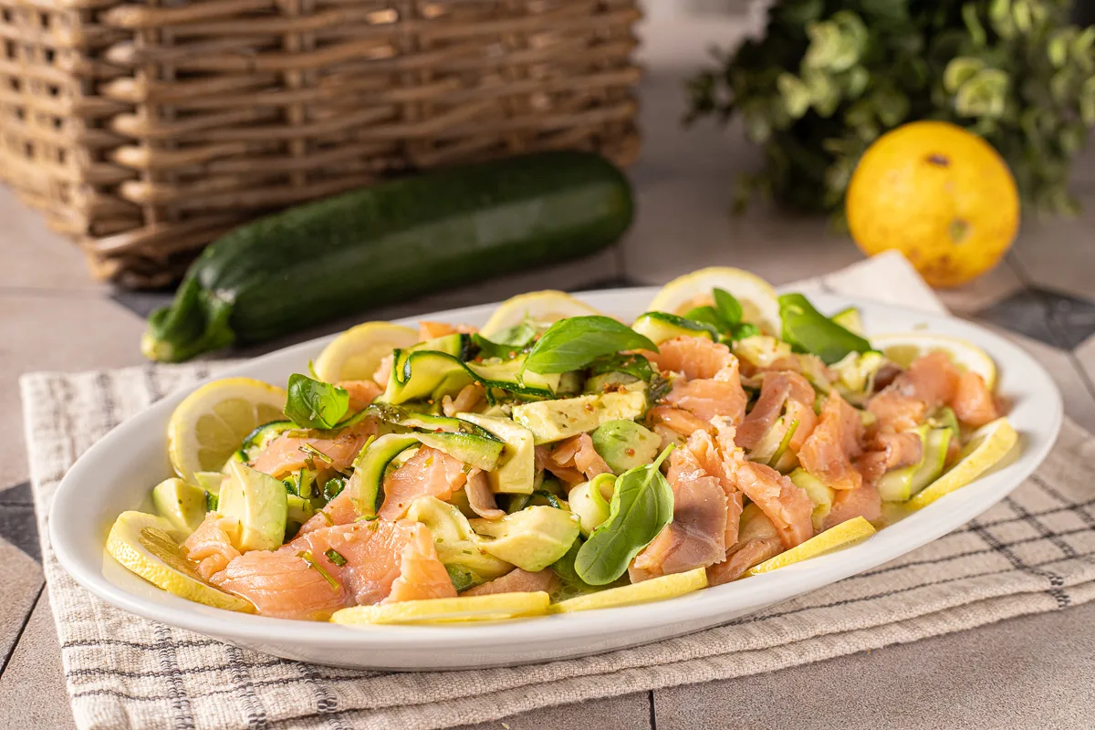 Salade de courgettes crues avec saumon et avocat