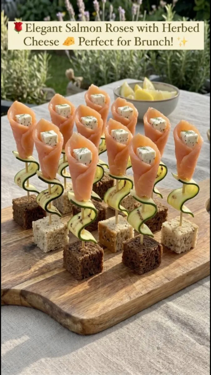 Roses élégantes de saumon fumé au fromage aux herbes