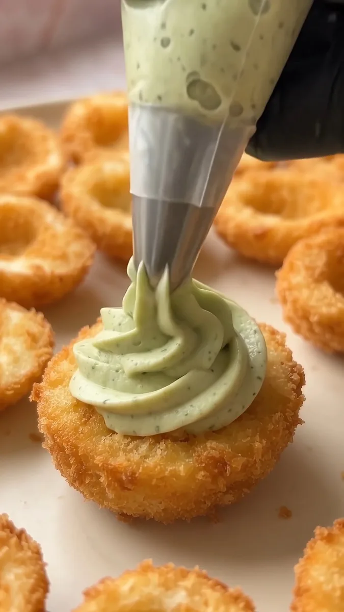 Œufs Mimosa Croustillants à la Panko avec Mousse de Fromage Frais aux Herbes