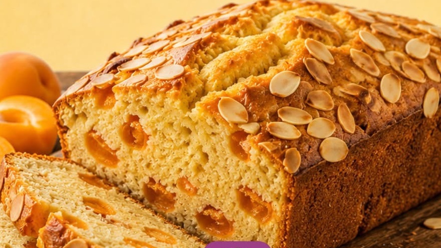 Grand Cake Moelleux aux Abricots et Amandes Effilées