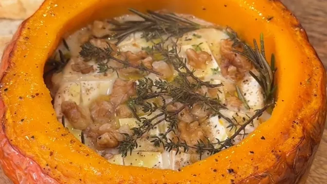 Courge Rôtie avec Fromage, Noix et Herbes