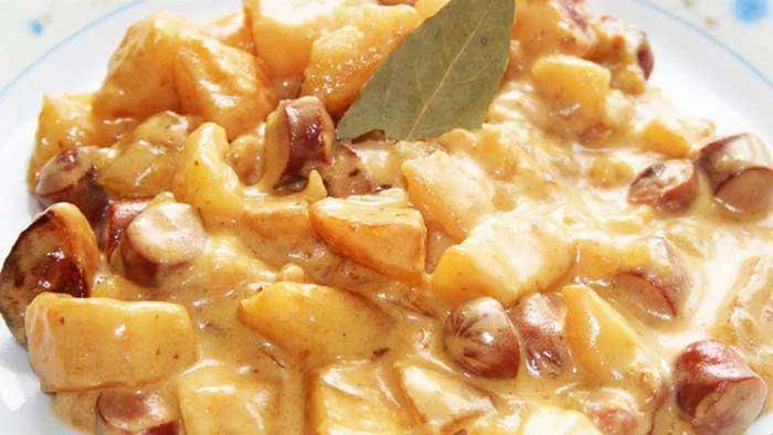 Pommes de terre et knackis sauce cheddar