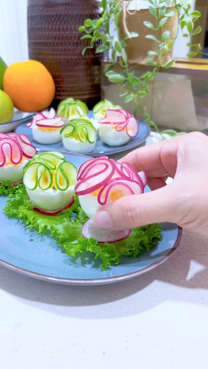 Œufs durs décorés avec garniture de légumes (Salade Minh Có)