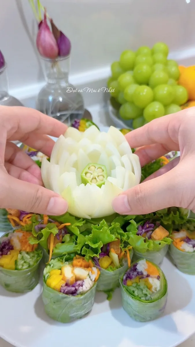 Gỏi cuốn chay (Rouleau de printemps végétarien) avec décoration de fleur de lotus en oignon