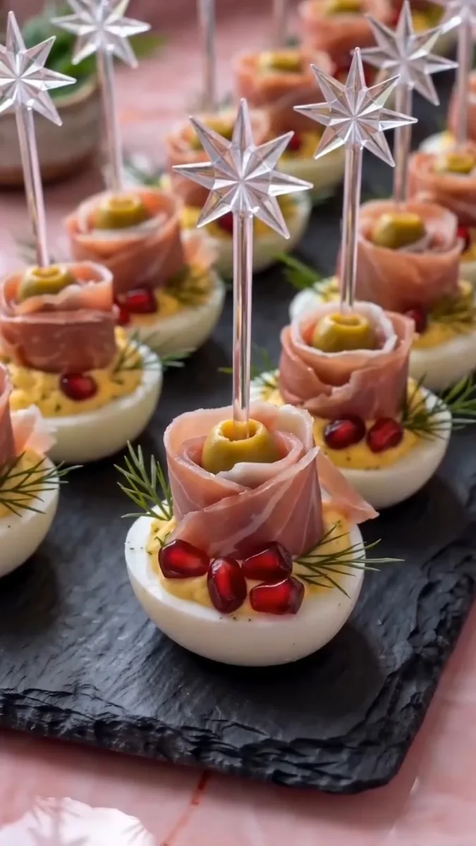 Œufs Mimosa Festifs avec Rosace de Bresaola, Olives et Grenades