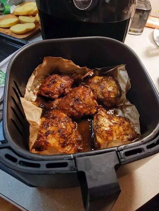 Poulet juteux et laqué à la friteuse à air chaud, sauce soja-ail caramélisée