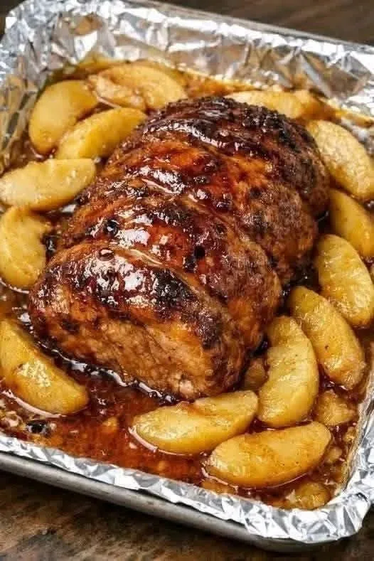 Rôti de bœuf en cocotte à cuisson lente avec oignons et carottes caramélisés