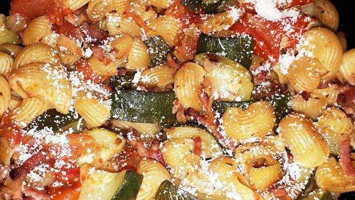 Pâtes à la courgette et à la tomate