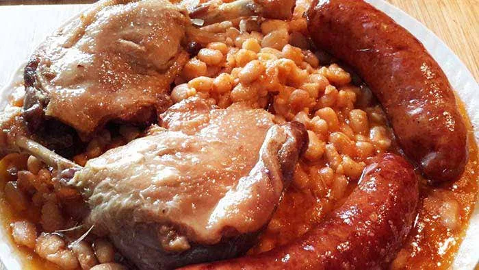 Cassoulet au confit de canard et saucisses fumées
