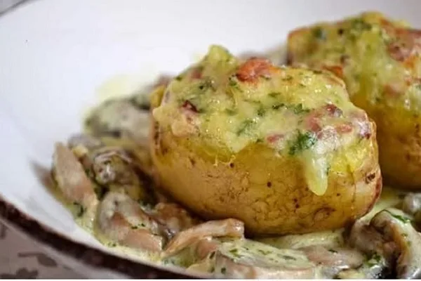 Pommes de Terre Farcies au Fromage Fondant, Accompagnées de Champignons à la Crème