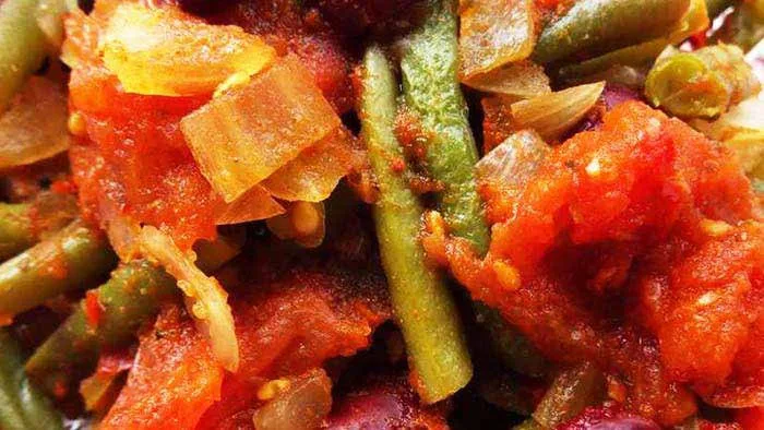 Chili de haricots verts et rouges aux tomates